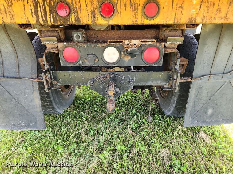 image for item LX9642 2001 International 4900  dump truck