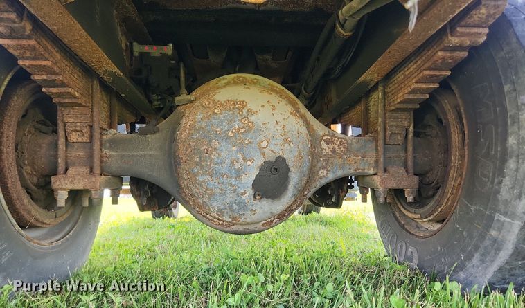 image for item LX9642 2001 International 4900  dump truck