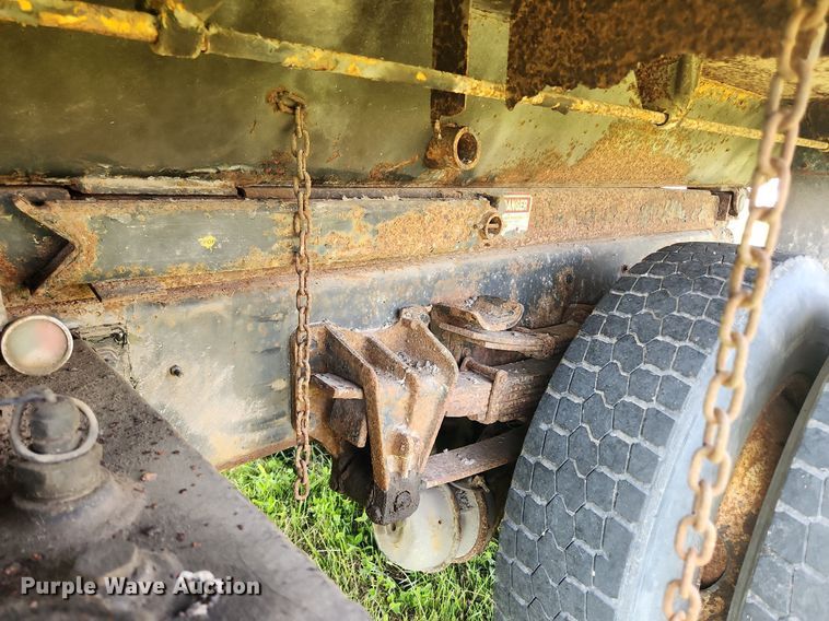 image for item LX9642 2001 International 4900  dump truck