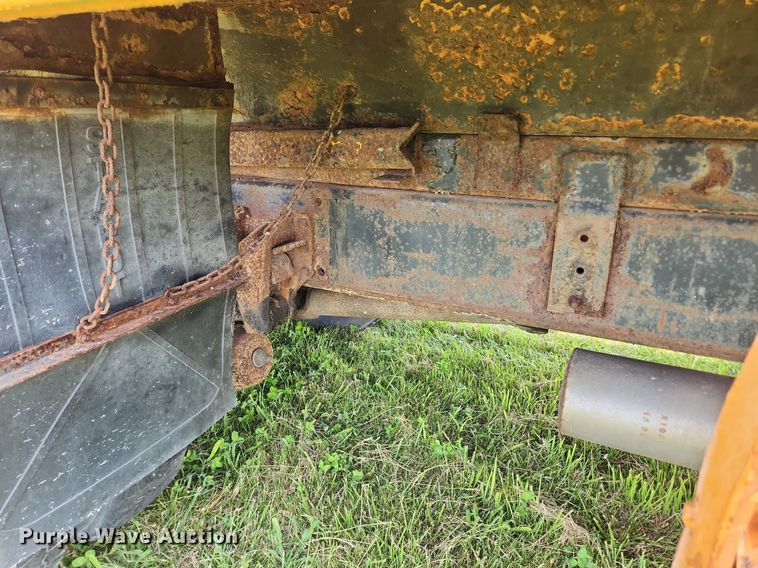 image for item LX9642 2001 International 4900  dump truck