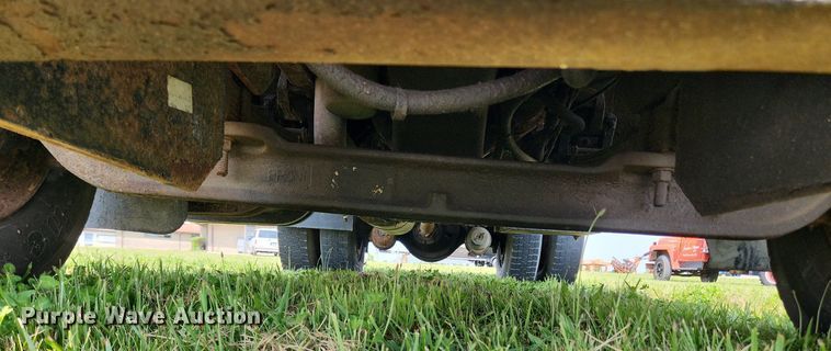 image for item LX9642 2001 International 4900  dump truck