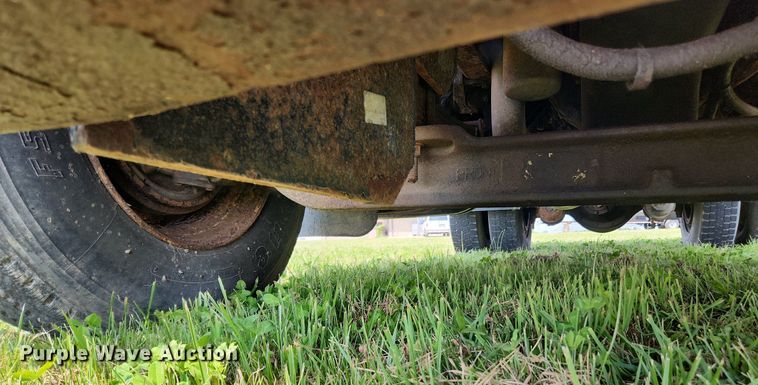 image for item LX9642 2001 International 4900  dump truck