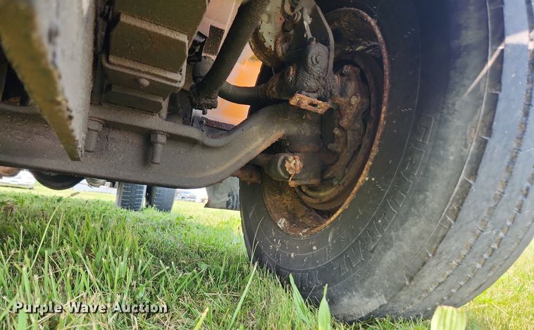 image for item LX9642 2001 International 4900  dump truck