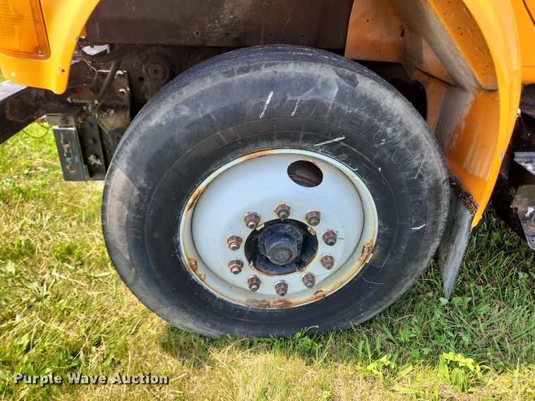 image for item LX9642 2001 International 4900  dump truck