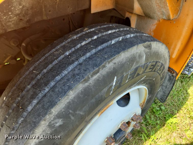 image for item LX9642 2001 International 4900  dump truck