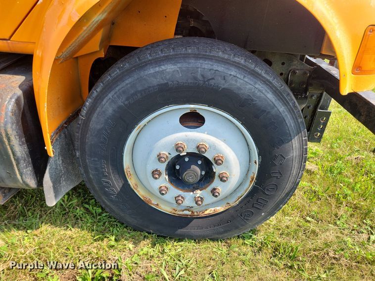 image for item LX9642 2001 International 4900  dump truck