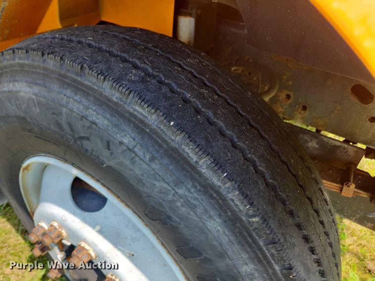 image for item LX9642 2001 International 4900  dump truck