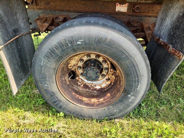 image for item LX9642 2001 International 4900  dump truck