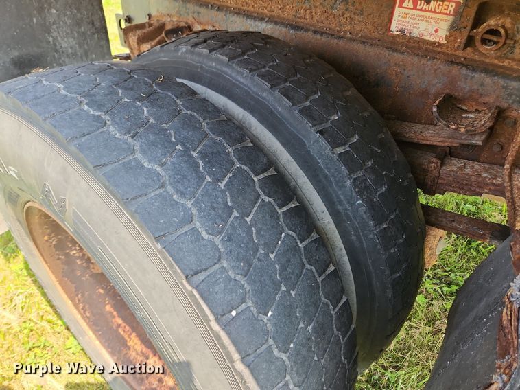 image for item LX9642 2001 International 4900  dump truck