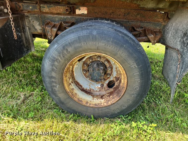 image for item LX9642 2001 International 4900  dump truck