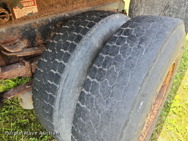 image for item LX9642 2001 International 4900  dump truck