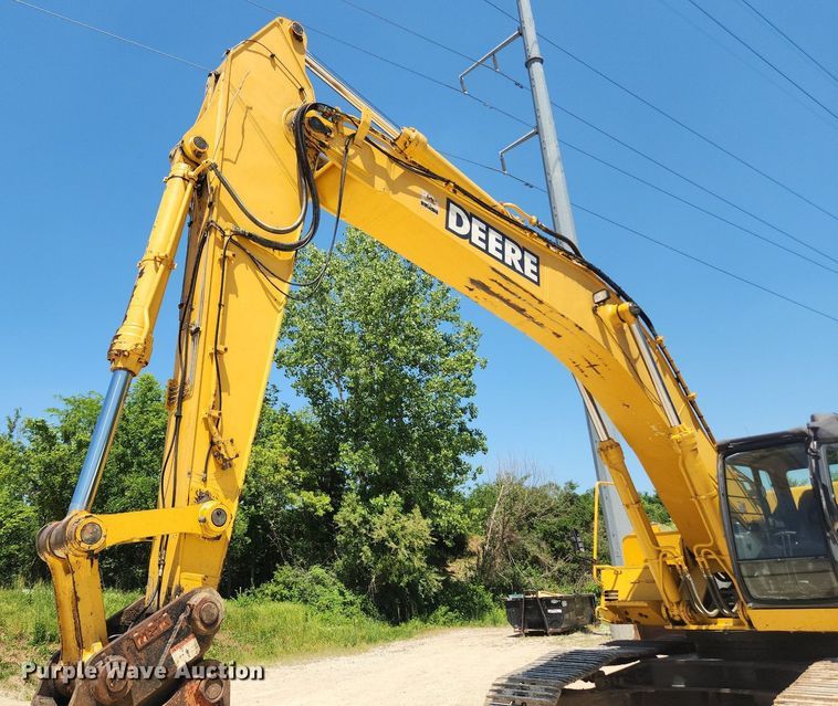 image for item LX9673 2006 John Deere 450C LC  excavator