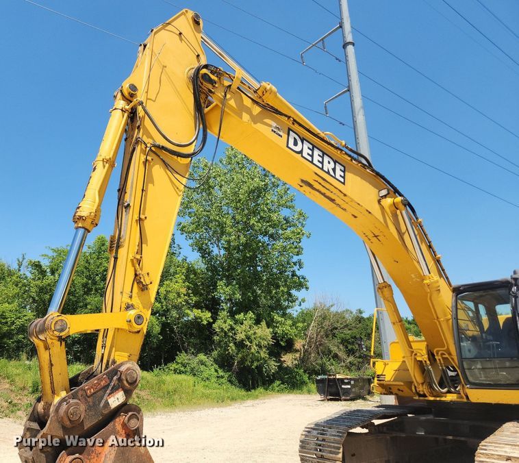 image for item LX9673 2006 John Deere 450C LC  excavator