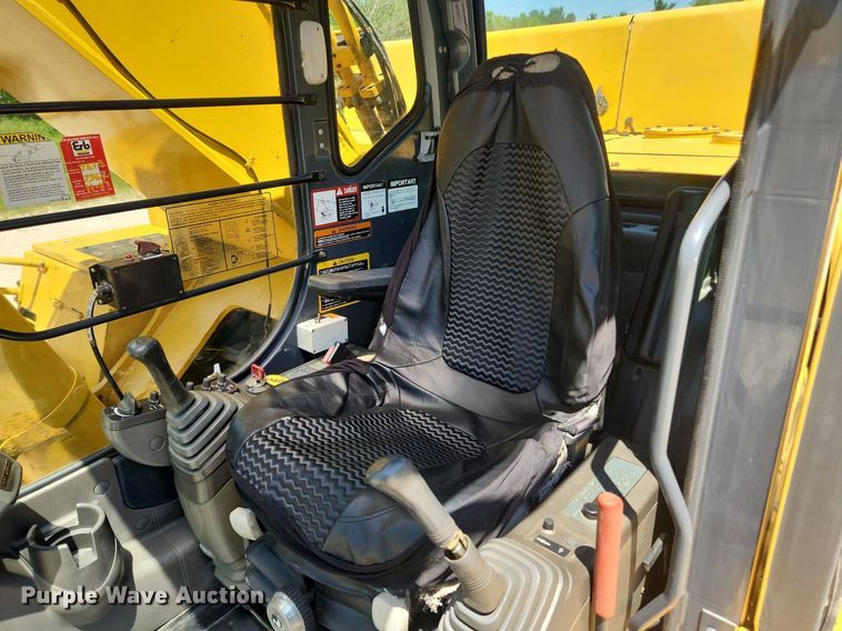 image for item LX9673 2006 John Deere 450C LC  excavator