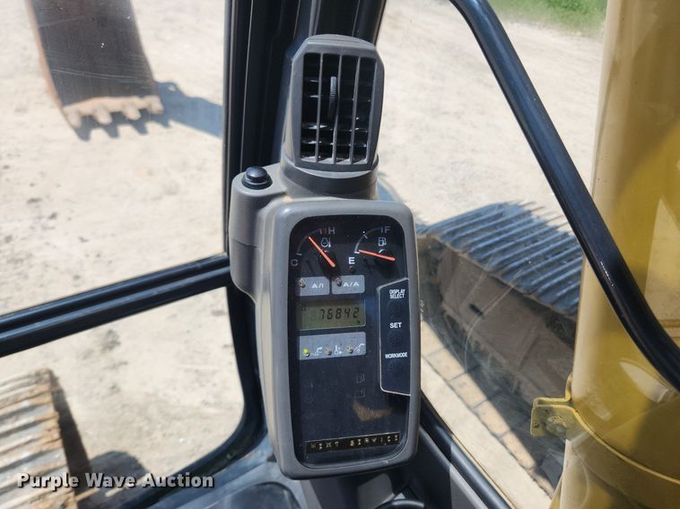 image for item LX9673 2006 John Deere 450C LC  excavator