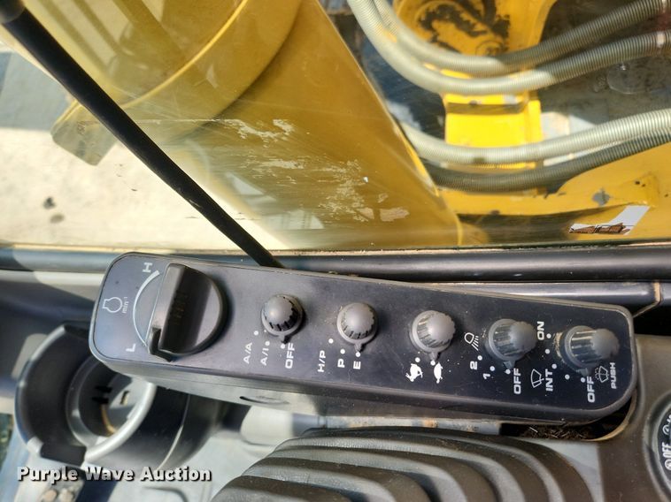 image for item LX9673 2006 John Deere 450C LC  excavator