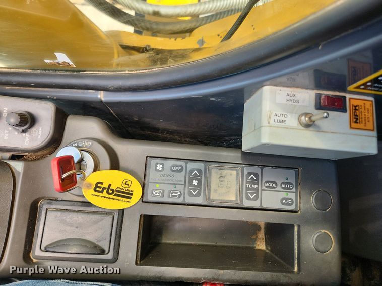 image for item LX9673 2006 John Deere 450C LC  excavator