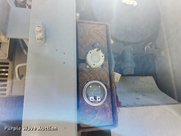 image for item LX9673 2006 John Deere 450C LC  excavator