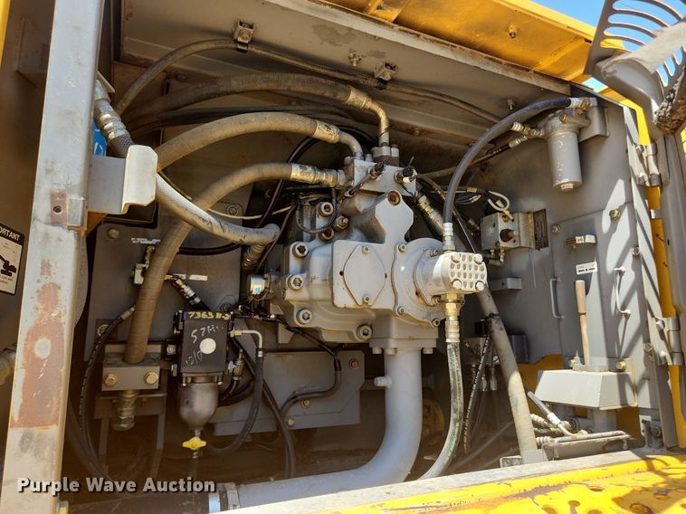 image for item LX9673 2006 John Deere 450C LC  excavator