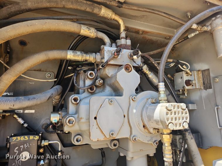 image for item LX9673 2006 John Deere 450C LC  excavator