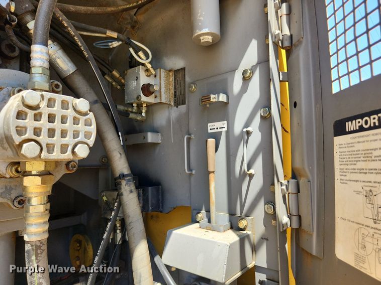 image for item LX9673 2006 John Deere 450C LC  excavator