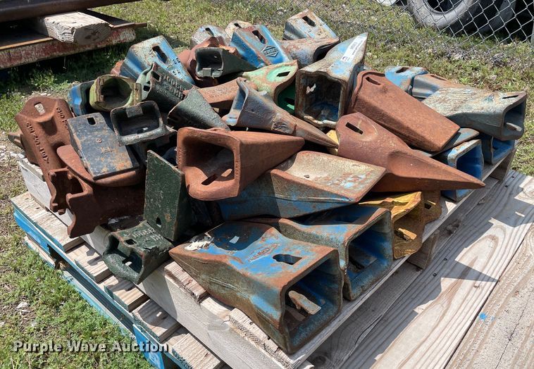 image for item ME9818 Approximately 50 excavator bucket teeth