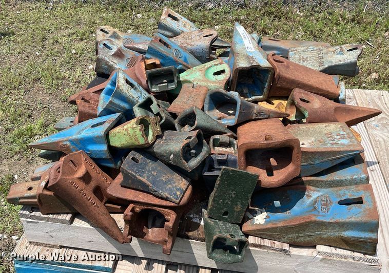 image for item ME9818 Approximately 50 excavator bucket teeth