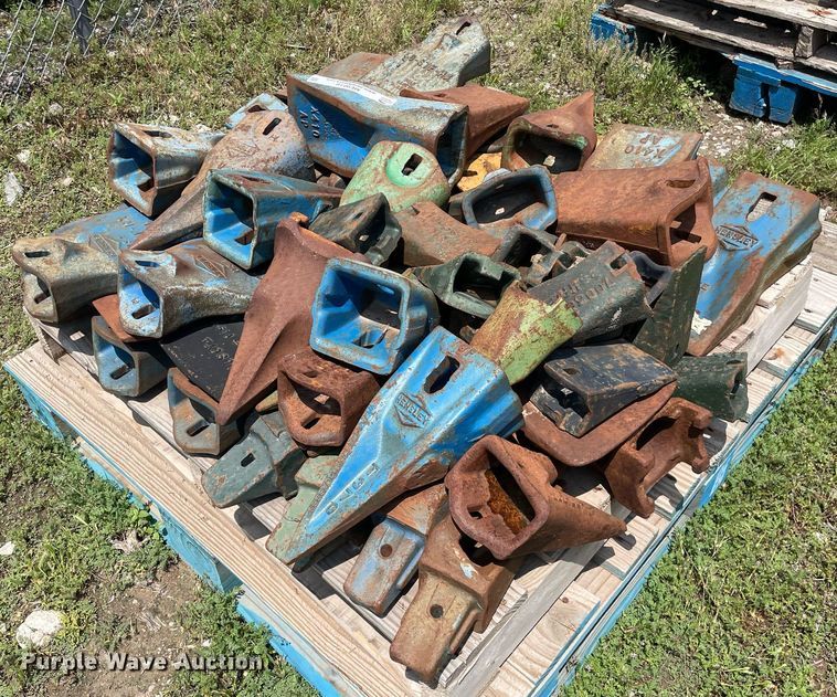 image for item ME9818 Approximately 50 excavator bucket teeth