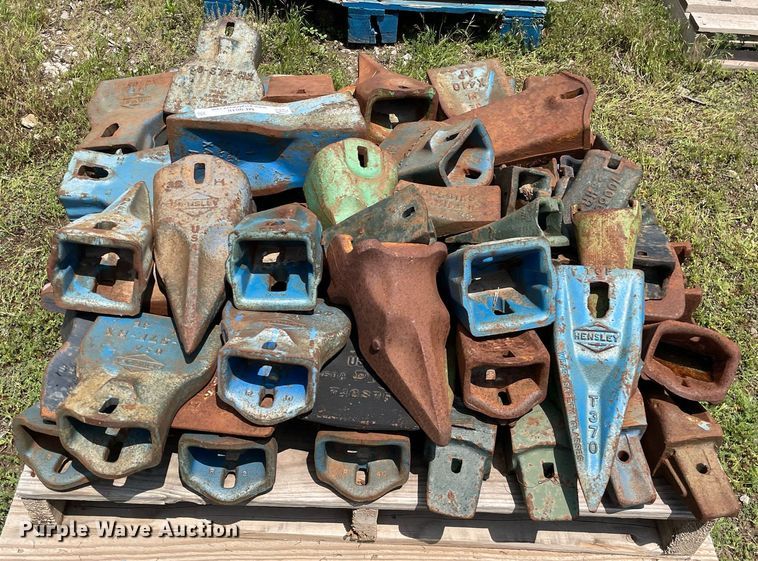 image for item ME9818 Approximately 50 excavator bucket teeth