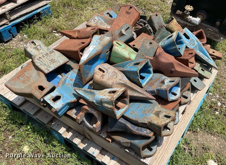 image for item ME9818 Approximately 50 excavator bucket teeth