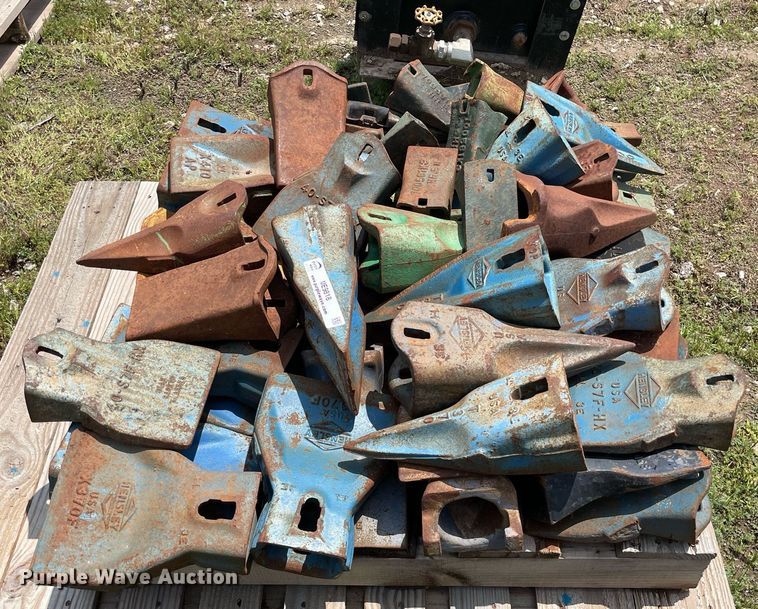 image for item ME9818 Approximately 50 excavator bucket teeth