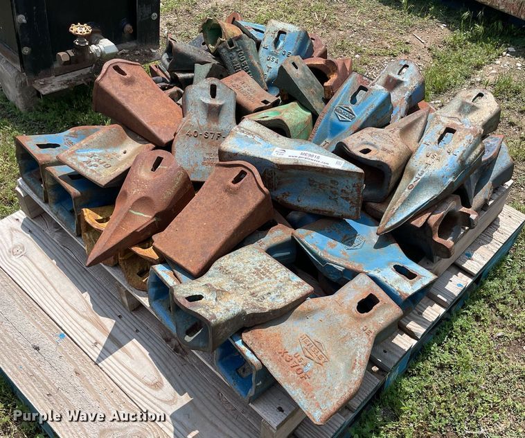 image for item ME9818 Approximately 50 excavator bucket teeth