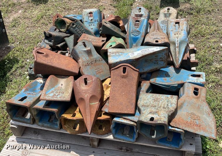 image for item ME9818 Approximately 50 excavator bucket teeth