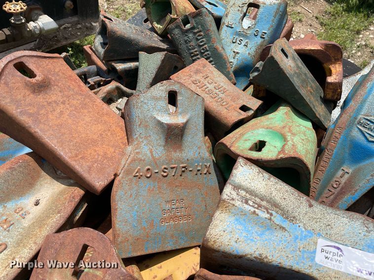 image for item ME9818 Approximately 50 excavator bucket teeth