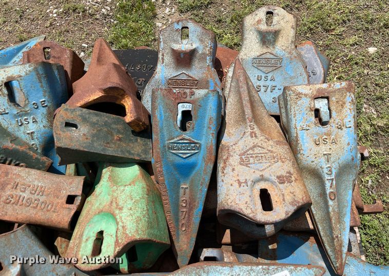 image for item ME9818 Approximately 50 excavator bucket teeth