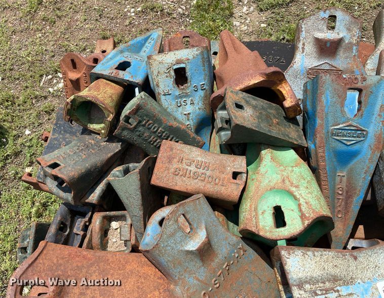 image for item ME9818 Approximately 50 excavator bucket teeth