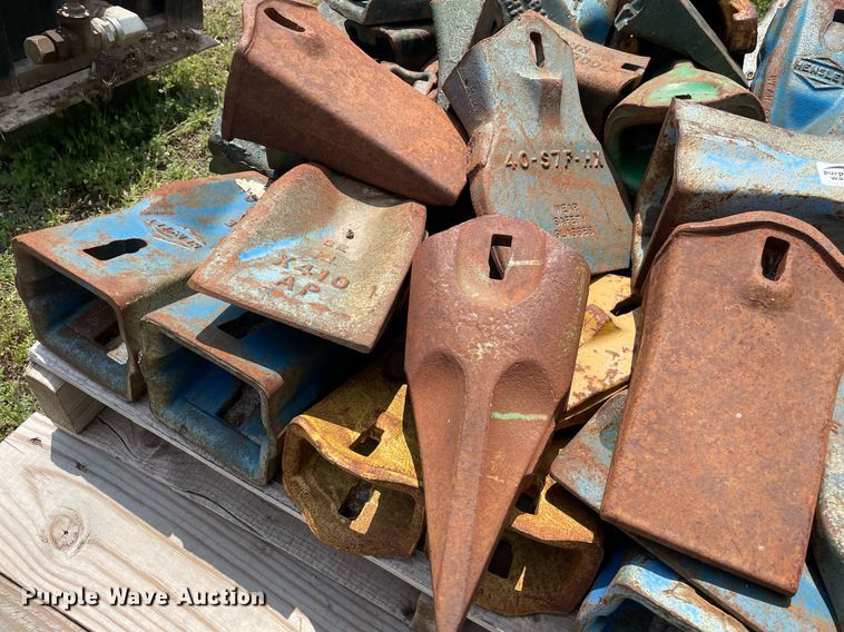 image for item ME9818 Approximately 50 excavator bucket teeth