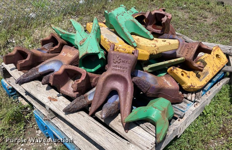 image for item ME9819 Approximately 30 excavator bucket teeth