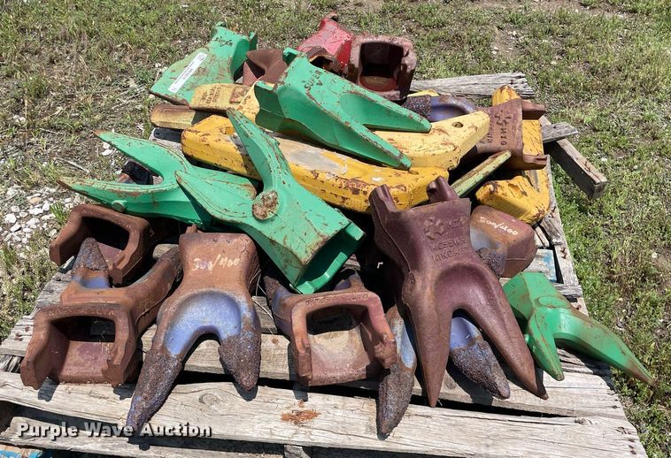 image for item ME9819 Approximately 30 excavator bucket teeth