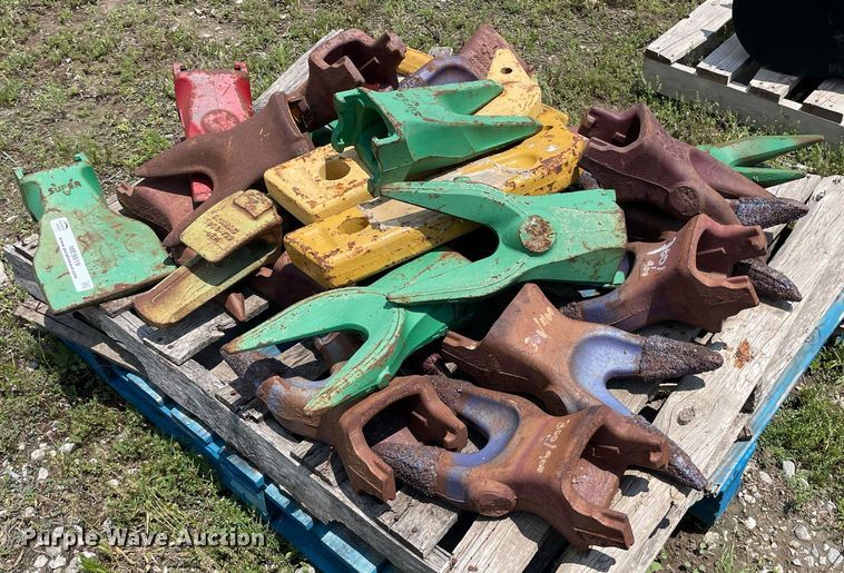 image for item ME9819 Approximately 30 excavator bucket teeth