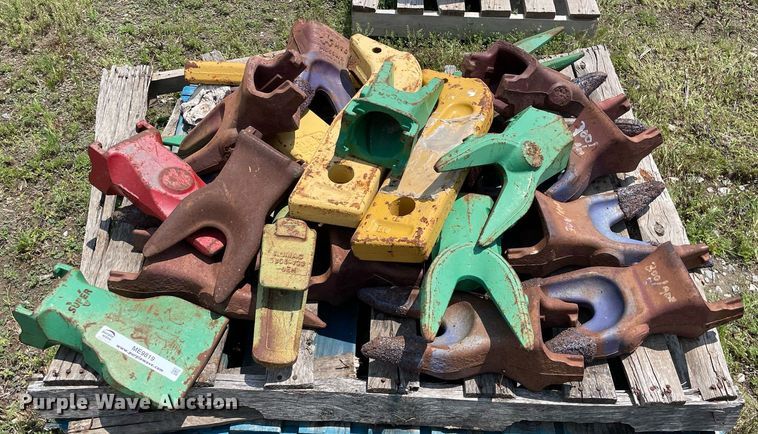 image for item ME9819 Approximately 30 excavator bucket teeth