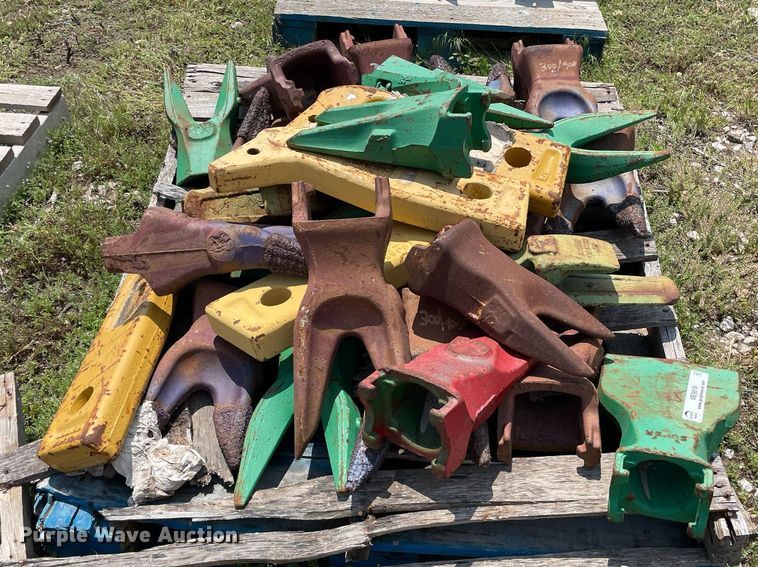 image for item ME9819 Approximately 30 excavator bucket teeth