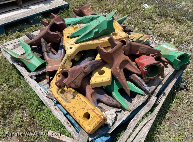 image for item ME9819 Approximately 30 excavator bucket teeth