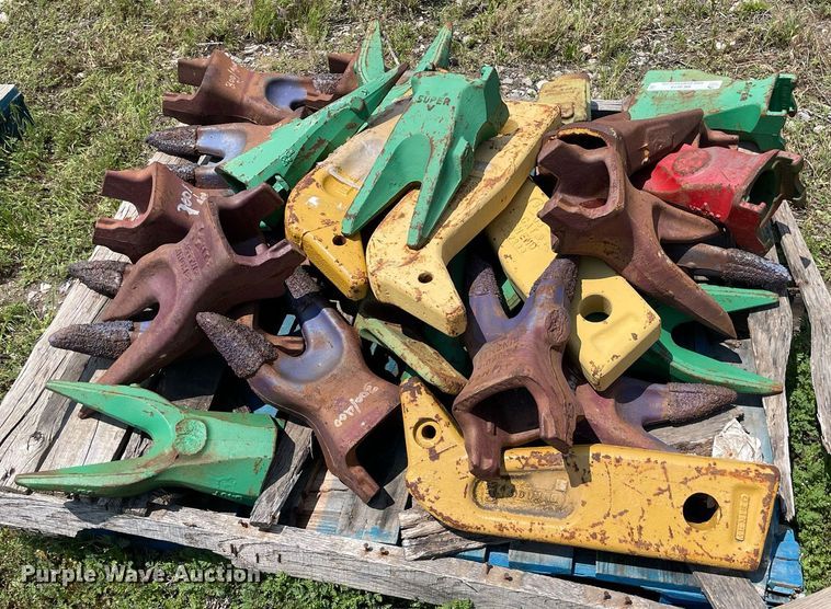 image for item ME9819 Approximately 30 excavator bucket teeth