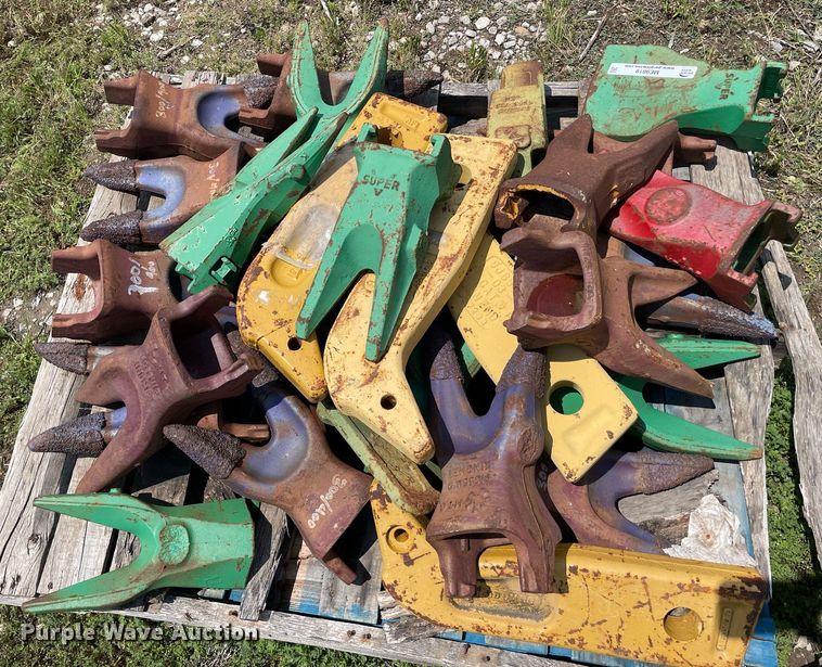 image for item ME9819 Approximately 30 excavator bucket teeth