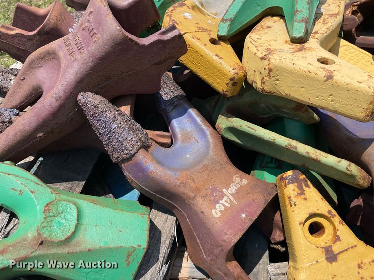 image for item ME9819 Approximately 30 excavator bucket teeth