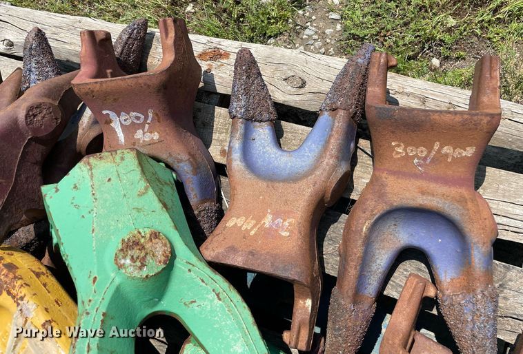 image for item ME9819 Approximately 30 excavator bucket teeth