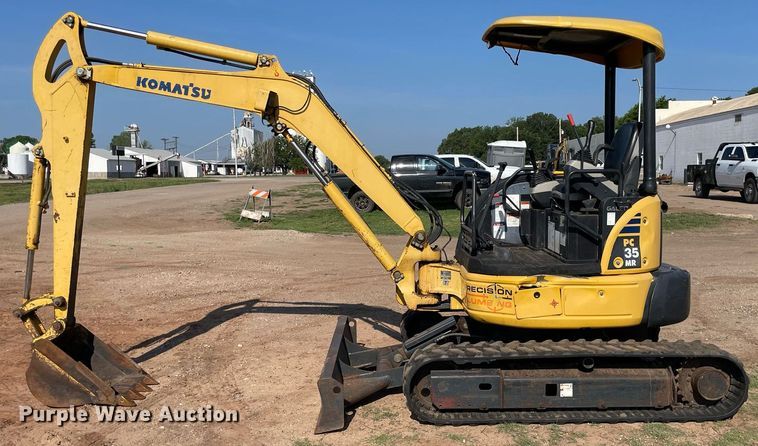image for item ME9859 2005 Komatsu PC35MR-2  mini excavator