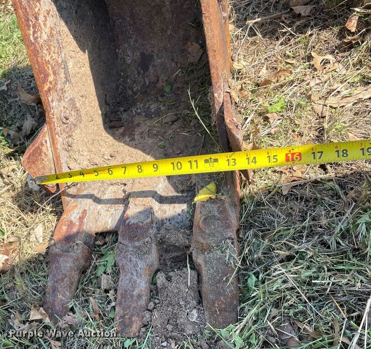 image for item ME9859 2005 Komatsu PC35MR-2  mini excavator