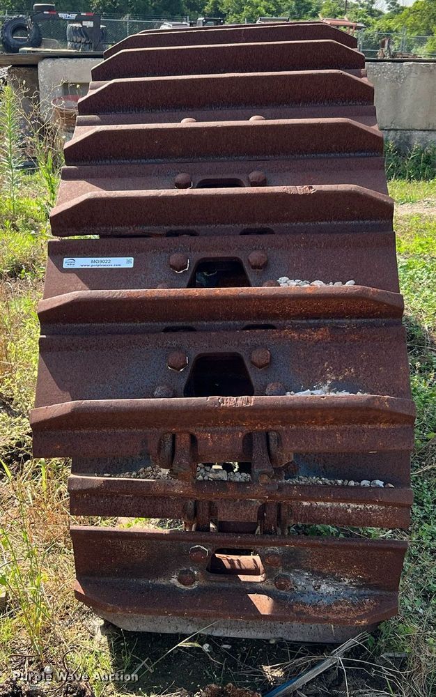 image for item MG9022 (2) excavator tracks